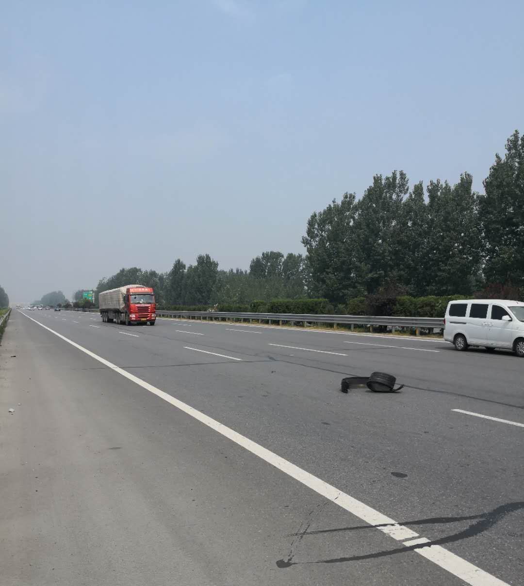  高速交警|交警不顾安危捡拾路面杂物，提醒驾驶员行车前检查车况