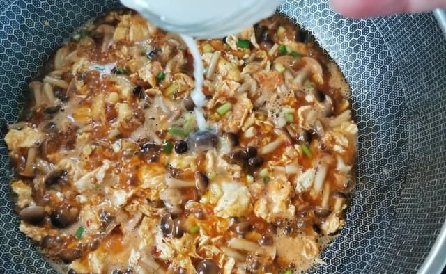 好好|鸡蛋和蟹味菇最棒的做法,微辣鲜香,滑嫩爽脆,实在好好味