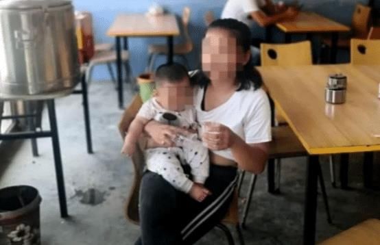  母亲|1岁男童被锁车内，母亲不肯砸窗救人称再等等，民警翻白眼强行砸了