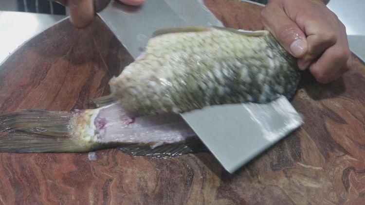 鲜辣|大厨分享线椒焖鲤鱼的经典做法,鲜辣开胃无腥味,好吃又下饭