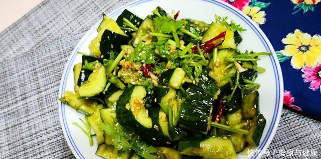 入味|做拍黄瓜时,最忌拍碎后直接拌,多加一个步骤,黄瓜爽脆又入味
