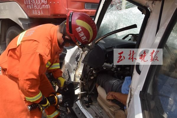  驾驶室|事发容县！皮卡与大货车迎面相撞，司机被困驾驶室当场死亡