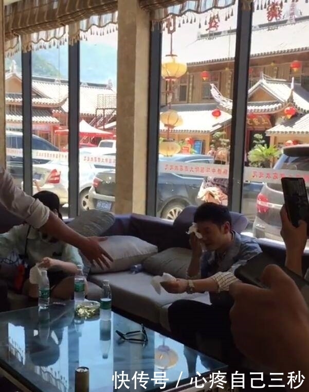 累到|黄晓明高温下帮赵丽颖提行李,累到浑身是汗大喘气,仍抢着干活!