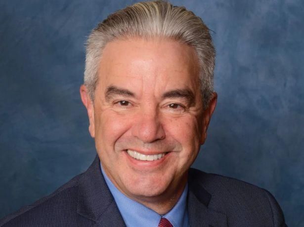  丈夫|枪手冒充联邦快递员工，美国女法官的儿子被枪手枪杀，丈夫受伤