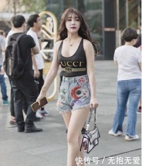 吊带裙|时尚街拍:飘逸红色吊带裙,成熟自信的气质让人难忘!