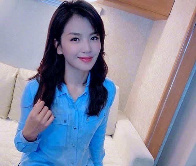  开挂|刘涛成功把老公熬成“爹”，沉迷于健身展示倒立，身材变化像开挂