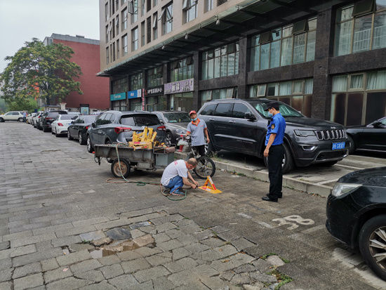 街道|“社区吹哨、科室报到” 朝阳和平街街道拆除私装地锁19个