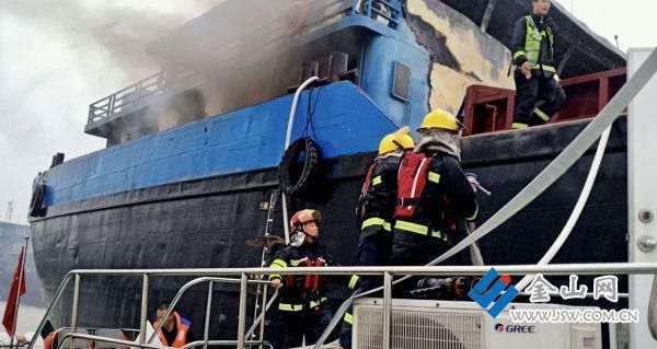 消防|失火船上有18吨柴油3瓶液化气