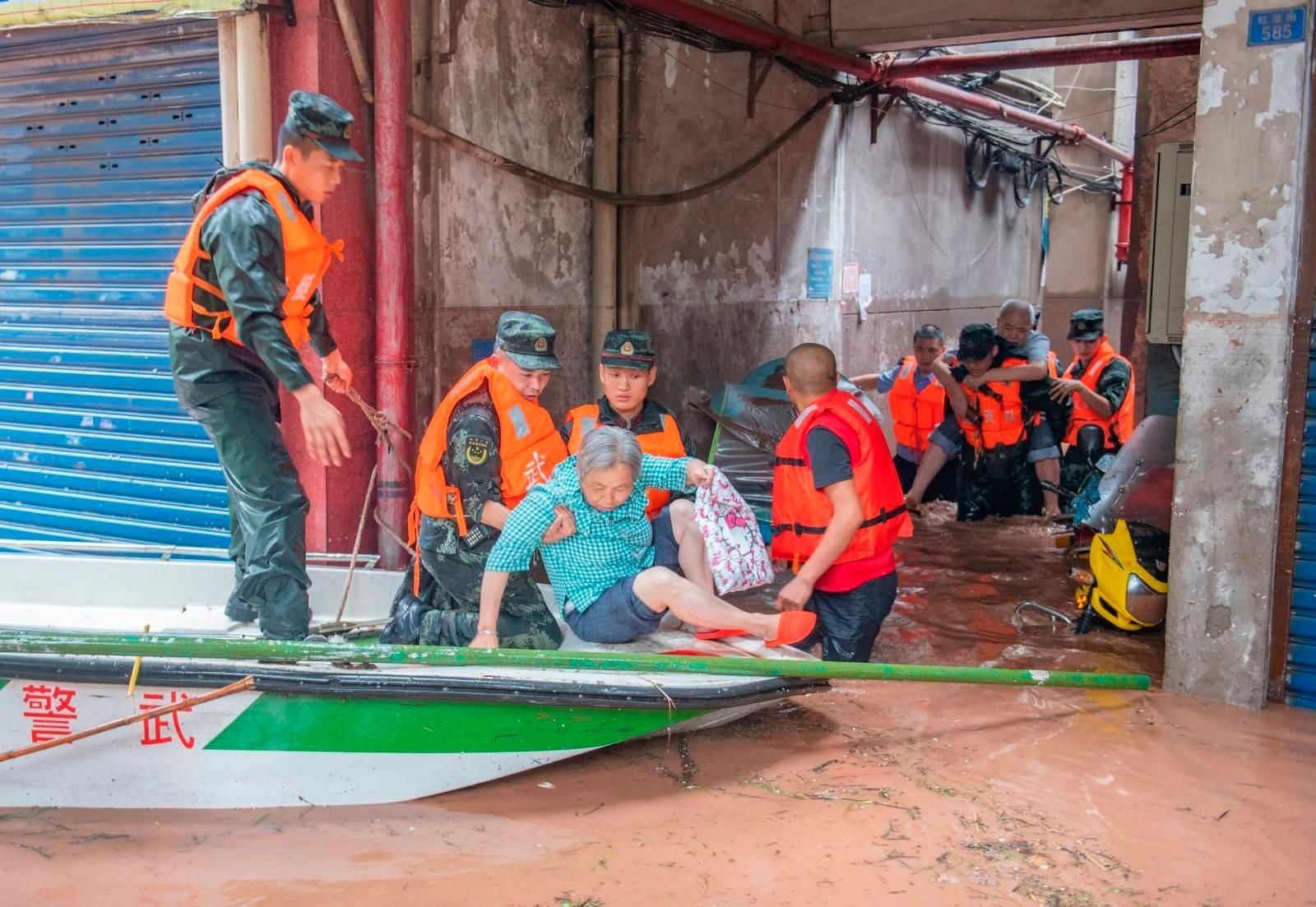  于五桥河河边的五桥|多图|直击万州救援现场