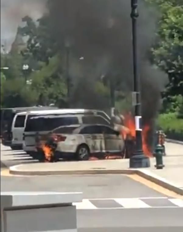  警车|玩火自焚！美国男子法院门前点燃警车，一不小心把自己也烧着了