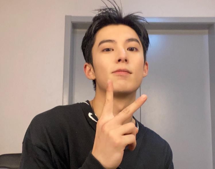 狼狗|又一姐弟恋剧开机，秦岚演“漂亮姐姐”，小狼狗男主选角太可了！