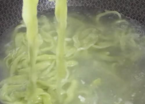  黄瓜|居家自制黄瓜宽面，弹软筋道，简单好吃，老少皆宜的家常美食