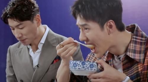  王一博|赵丽颖和王一博同吃一碗胡辣汤，谁注意她的避嫌反应？难怪王一博不介意