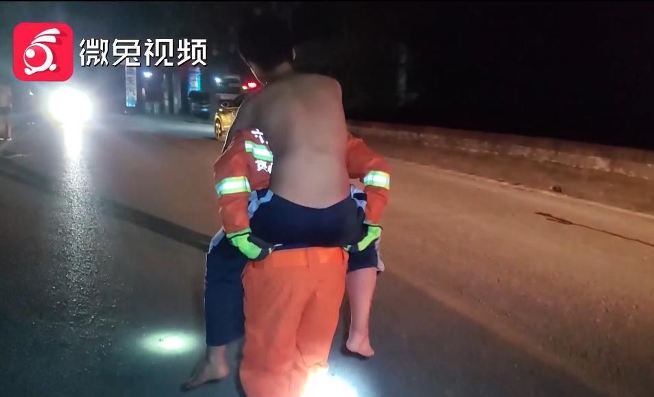  缝隙|学生深夜翻墙出校园，结果被卡在缝隙四小时！路过市民托举报警