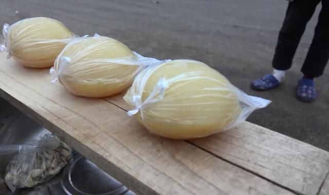 双庙凉粉|夫妻小镇上卖“炒果冻”,每天限量200碗,常有人驱车10里来排队