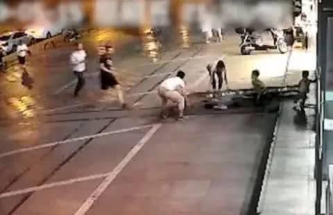  勇敢|临街玻璃门突然倒下勇敢妈妈用手撑扶