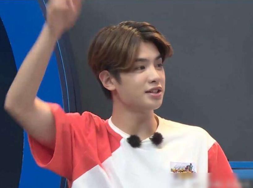 引热议|素质不是装的!黄明昊凭什么成快本常驻?回答问题时的动作引热议