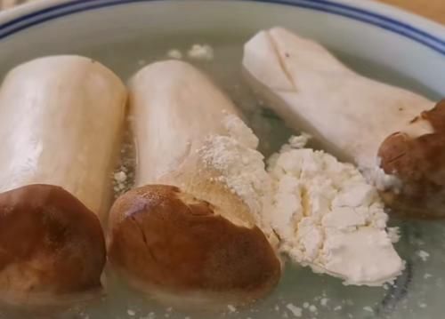 辣味|这才是杏鲍菇最好吃的做法,酸辣味美,营养下饭,不错的凉拌菜