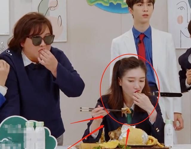  特写|嘉宾游戏奖励吃鸡，画面特写在江疏影的嘴巴，真吃假吃一望而知