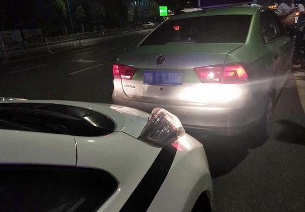  出租车|凌晨“出租车司机”抓伤交警被众人制伏 原来驾驶的还是套牌车