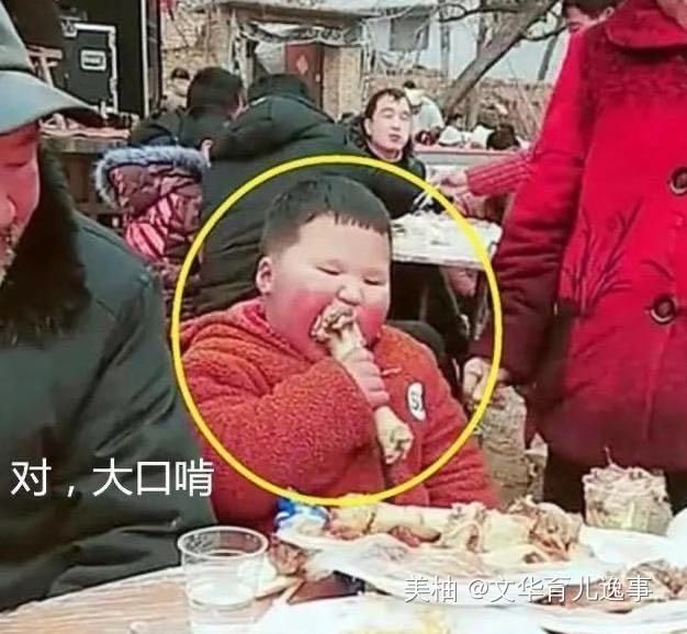 酒席|农村奶奶酒席为孩子抢猪蹄，同桌人：下次单独给你俩办一桌