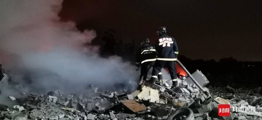  公里|消防员铺设4公里供水干线 四川广汉市鞭炮厂爆炸明火基本扑灭