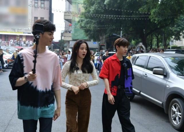  该节目|陈立农娜比新综艺路透，生图颜值依然能打，但这腿是我羡慕不来的