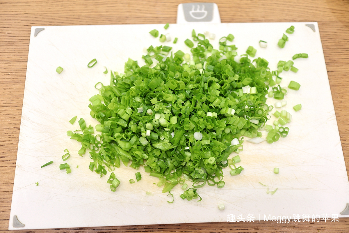 中筋面粉|别争了!外酥里嫩的葱花饼,凉水还是热水揉面跟我学,全会了