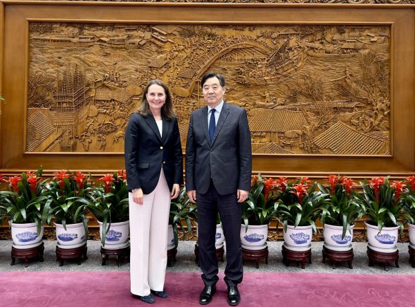 中国政府中东问题特使翟隽会见挪威驻华大使白思娜