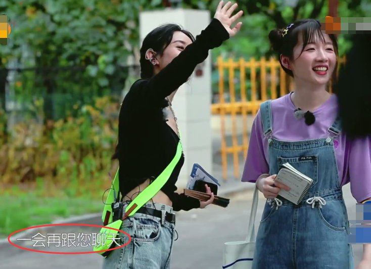  颖见到狗|赵丽颖被狗吓到直跑，狗主人跟她道歉，从她的回应方式看出人品