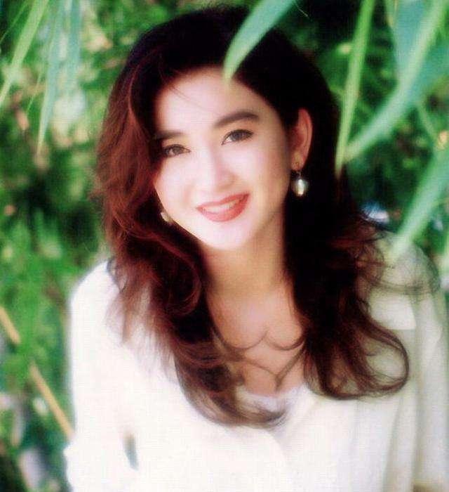 嫁入|星探发掘15岁一夜爆红,嫁入豪门17年后离婚,50多岁终成独立女性