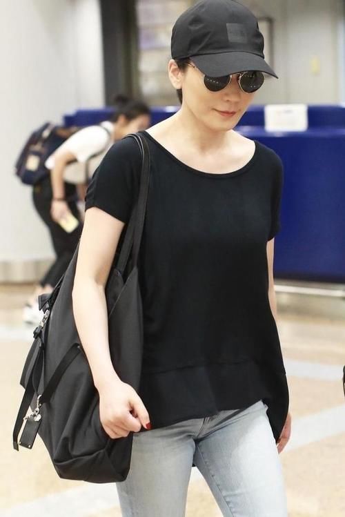 俞飞鸿|俞飞鸿太可了！穿大妈T恤配牛仔裤都这么气质，换别人穿就弱爆了