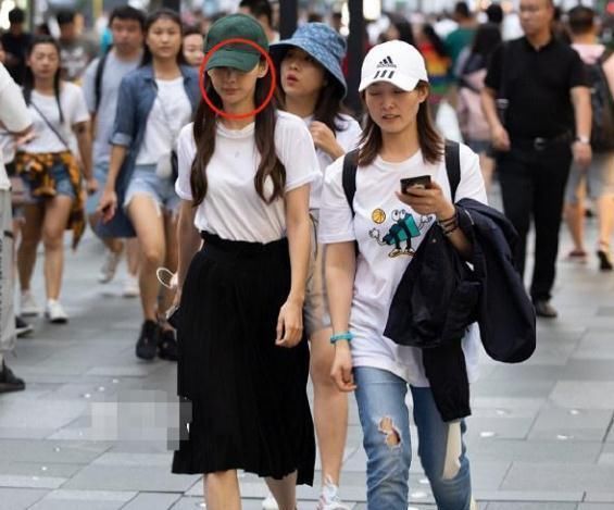  郑恺的助理|跑男的助理都长啥样？baby郑恺的正常，看到蔡徐坤的：粉丝变心了