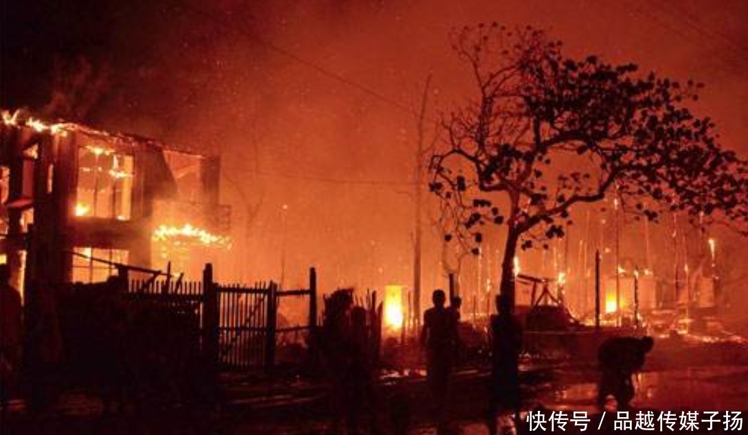 抢到|故宫里一场大火烧毁大量珍宝,百姓争先抢垃圾,真有人抢到了金子