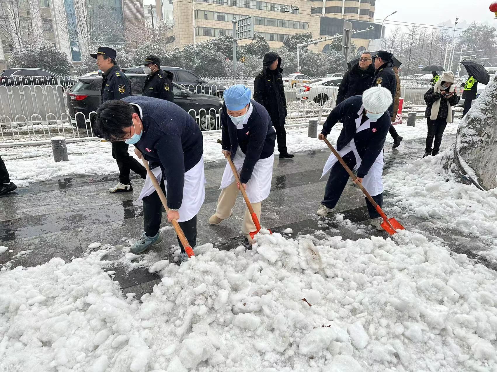 “面对群众需求必须迎难而上”——湖北武汉冰雪防范应对直击