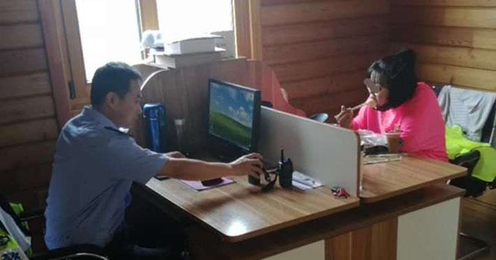 帮找|女孩离家出走露宿一夜 清早交警让出早饭帮找家