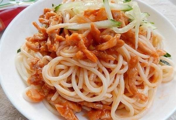  可口|做肉酱面条时，请不要急到锅底再加一步辣酱味道浓郁可口