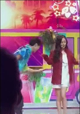  激烈|《快本》主持团纳新竞争激烈，空降女主持被群嘲，杨幂亲自上阵