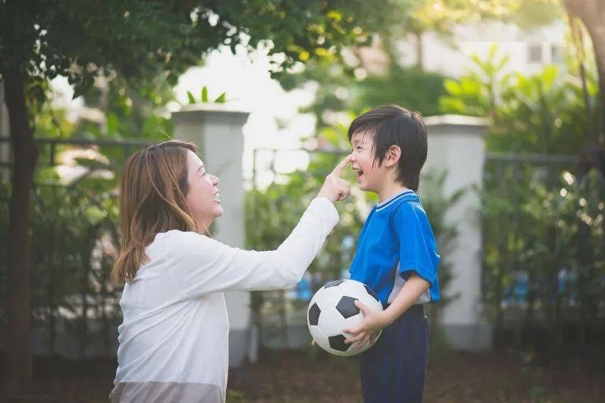  妈妈|“妈妈，我想再玩10分钟”，妈妈的这两种回答最常见，却也最容易伤人