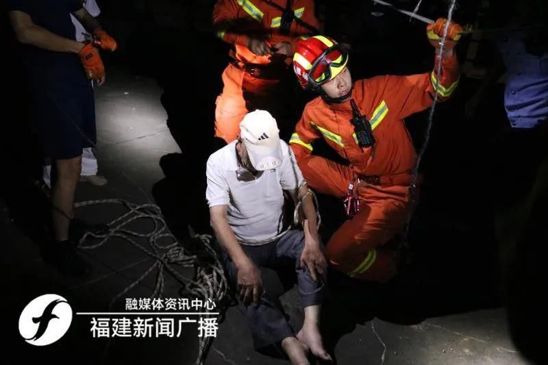 报警|男子欲跳楼又反悔,被困26层楼顶报警求助