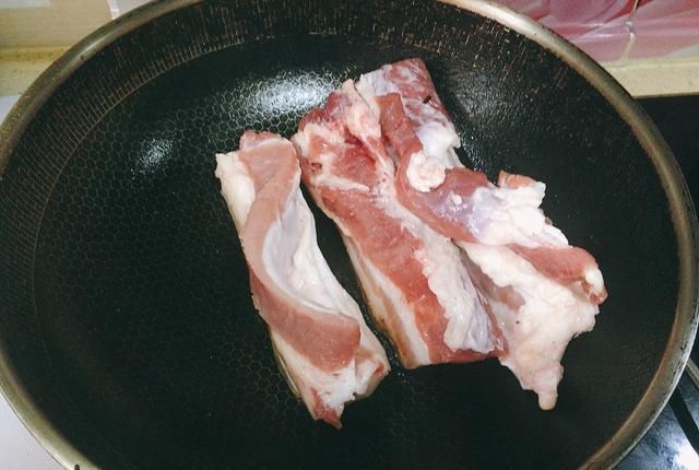 加料酒|做红烧肉时,加料酒煮肉是大忌,多加这2样,肉质软烂不油腻