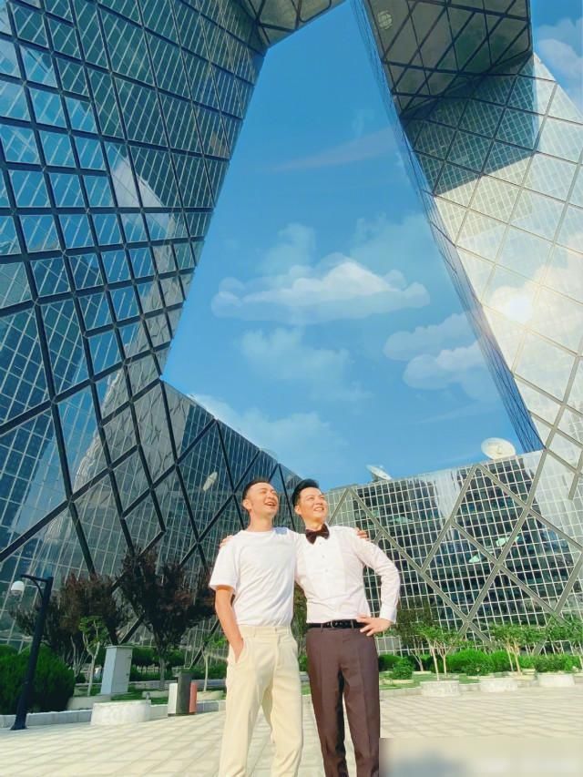 全员|央视金牌主持们在“大裤衩”下合影，董卿稳居C位，全员长腿！