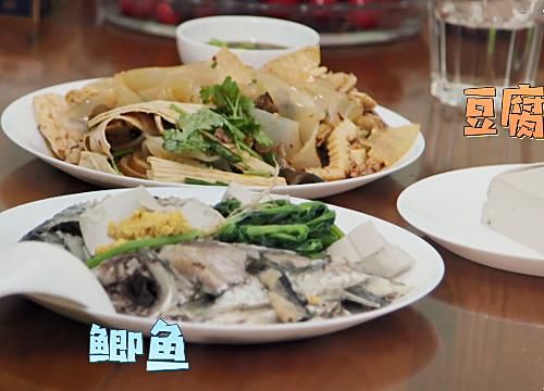  担心|到素人家里蹭饭，桌上两个菜，沙溢担心不够吃，谢可寅却拗能吃人设