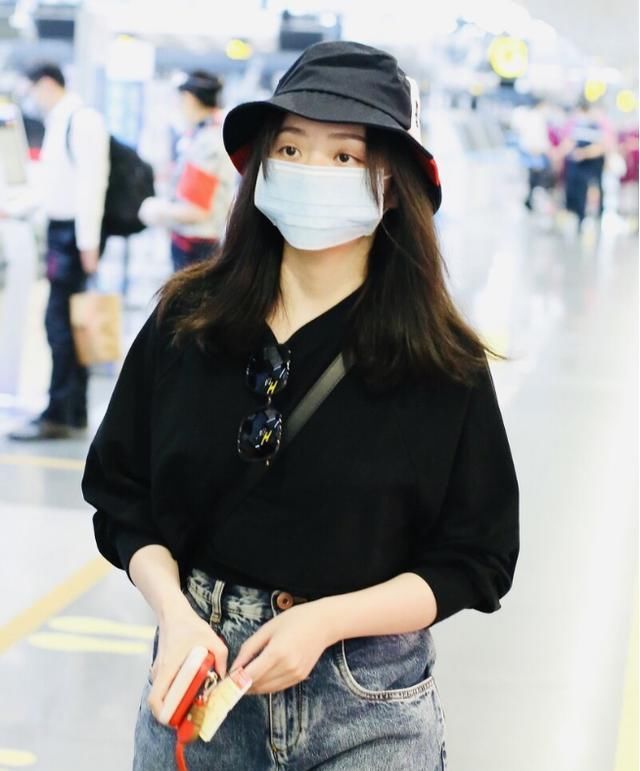  牛仔裤|张靓颖“三七比例”抢镜，黑上衣配高腰牛仔裤，腰线挺高真显腿长