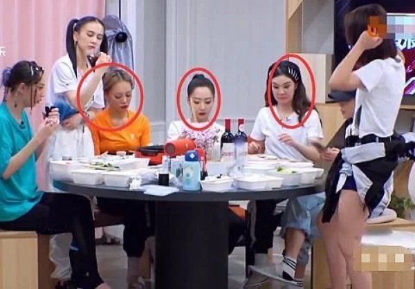 回应|《姐姐》蓝盈莹被边缘化?吃火锅要站起来,跳舞也无人回应