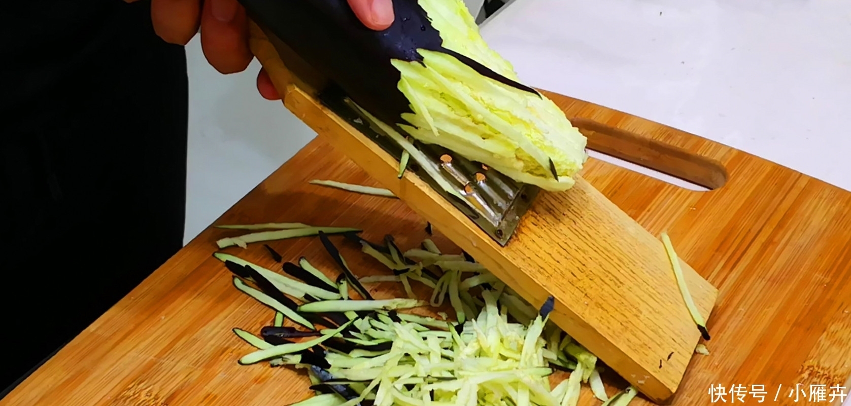 茄子|茄子包饺子,实在太好吃了,鲜美多汁不油腻,比肉饺子还香还好吃
