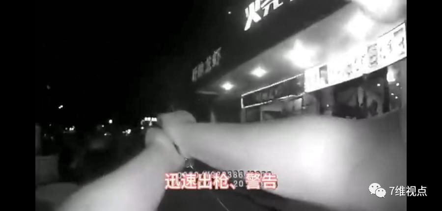  无用论|打脸带枪无用论：民警面对双刀快速出枪，男子瞬间弃刀投降！