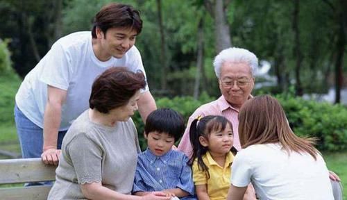 老伴去世|“假孝顺”成流行风气，子女的这些行为看似孝顺，其实很自私！