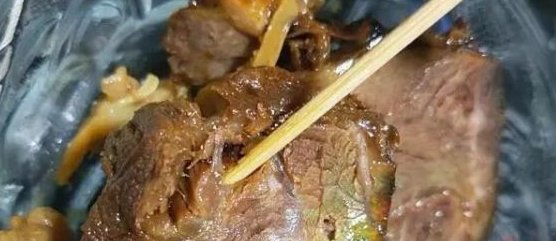 切开|超市买回来的牛肉,切开后冒绿光,能吃吗?厨师:不要扔了