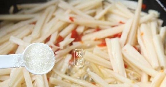 夏天|夏天吃莲藕最养人,这样炒出来不会变黑,更清脆可口